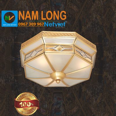 Đèn ốp trần bằng đồng NM013 thiết kế đa giác cổ điển, thân đồng thau màu vàng, chụp thủy tinh, 3 bóng E27, kích thước Ø320xH170mm NamLong NetViet
