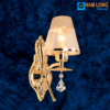 Đèn vách tường hiện đại NV8562/1 thân đèn hoa văn màu vàng, chao đèn màu sáng, chi tiết trang trí dạng giọt pha lê NamLong NetViet